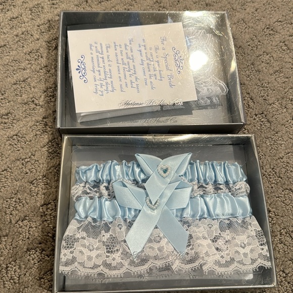 Brand new in separate boxes. 2 garters and one hanky for the Bride-to-Be - Picture 4 of 6
